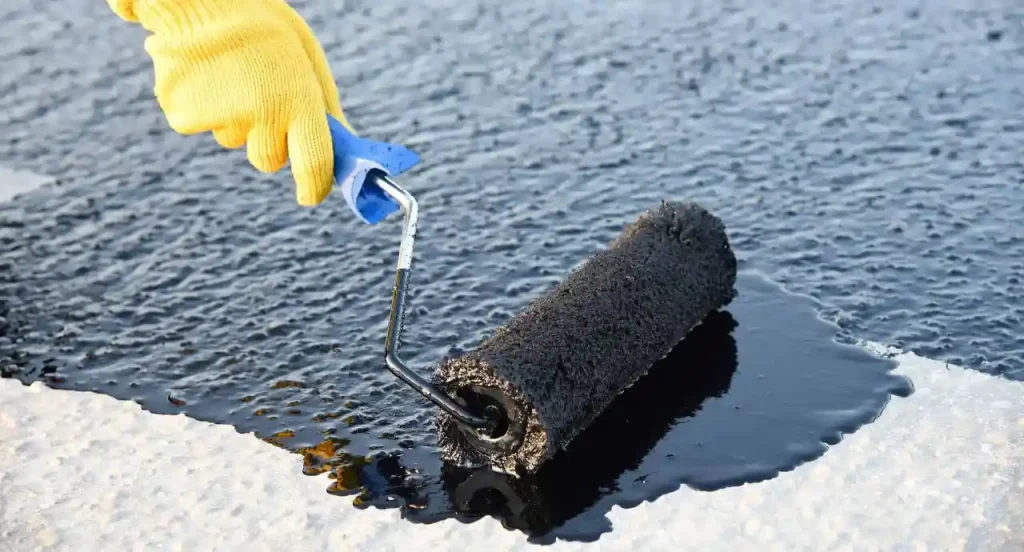 Apply-sealing-pool-Bitumen
