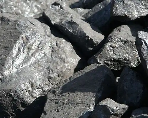 Raw natural bitumen gilsonite lumps with shiny black surface for industrial processing.